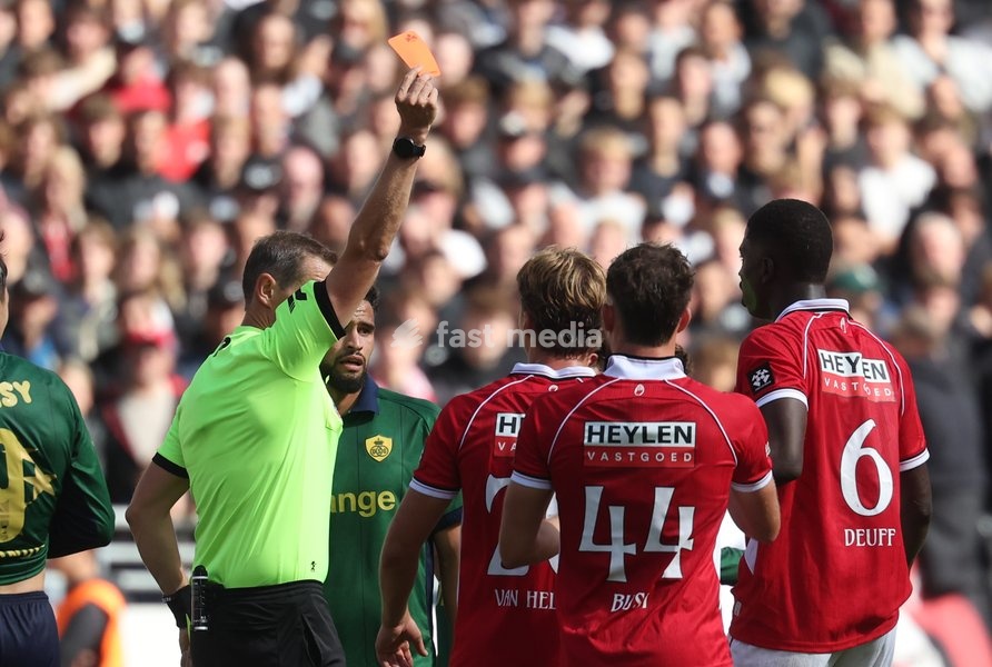 Antwerp's Bahmed Deuff receives a red card from the referee during a soccer match between Royal Antwerp FC and Royale Union Saint-Gilloise, Sunday 20 September 2026 in Antwerp, on day 7 of the 2026-2027 'Jupiler Pro League' first division of the Belgian championship