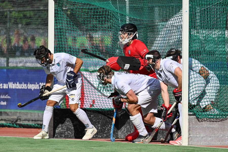Braxgata's Loic Van Doren and Braxgata's players pictured during a hockey game between Waterloo Ducks and Braxgata, Sunday 20 September 2026 in Waterloo, on day 1 of the Belgian first division hockey championship