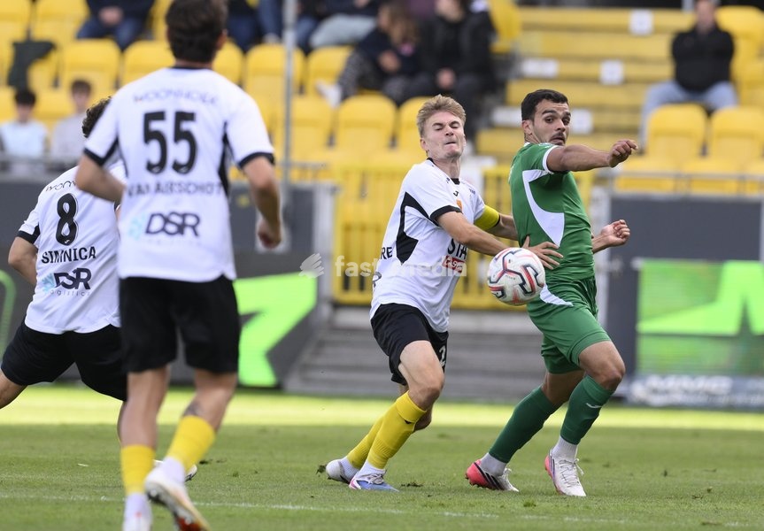 Lokeren's Andreas Spegelaere fight for the ball during a soccer match between KSC Lokeren and Royal Excelsior Virton, Sunday 20 September 2026 in Lokeren, on day 6 of the 2026-2027 'Challenger Pro League' 1B second division of the Belgian championship