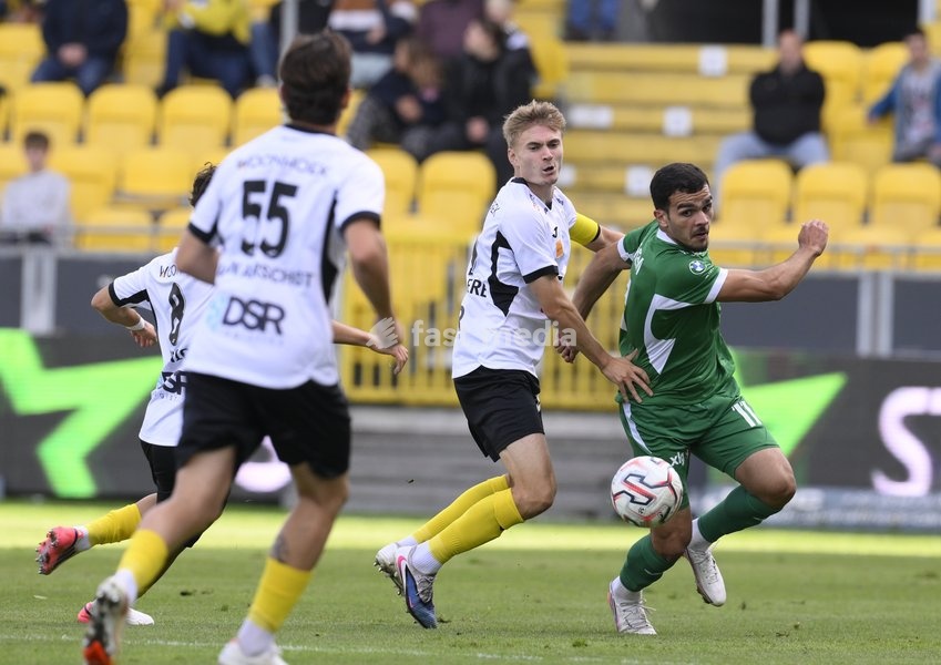 Lokeren's Nathan Saboh and Virton's Abdelsamad Hachem fight for the ball during a soccer match between KSC Lokeren and Royal Excelsior Virton, Sunday 20 September 2026 in Lokeren, on day 6 of the 2026-2027 'Challenger Pro League' 1B second division of the Belgian championship