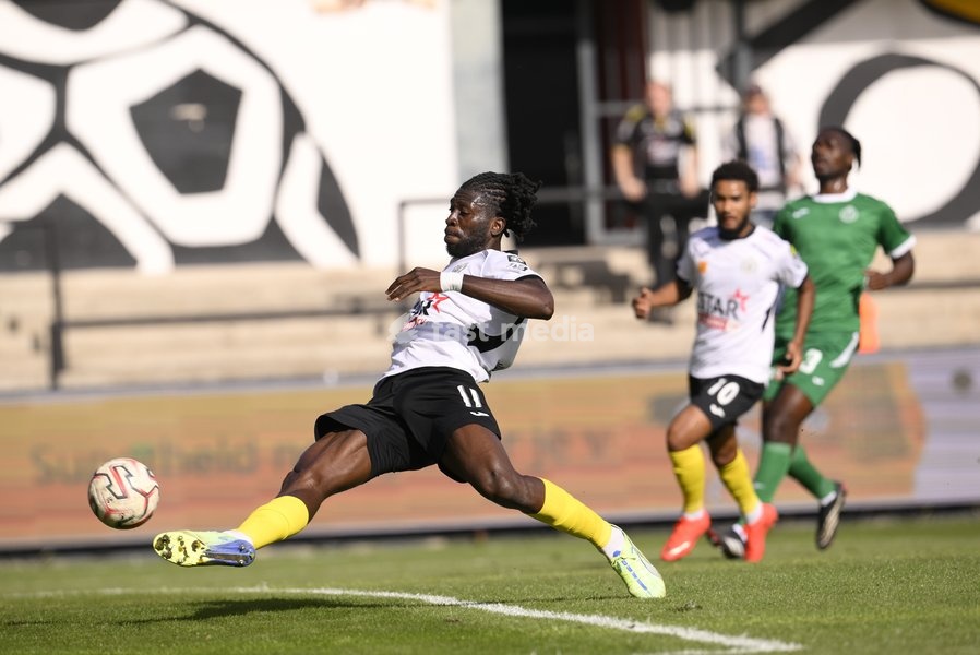 Lokeren's Vancy Mabanza fights for the ball during a soccer match between KSC Lokeren and Royal Excelsior Virton, Sunday 20 September 2026 in Lokeren, on day 6 of the 2026-2027 'Challenger Pro League' 1B second division of the Belgian championship