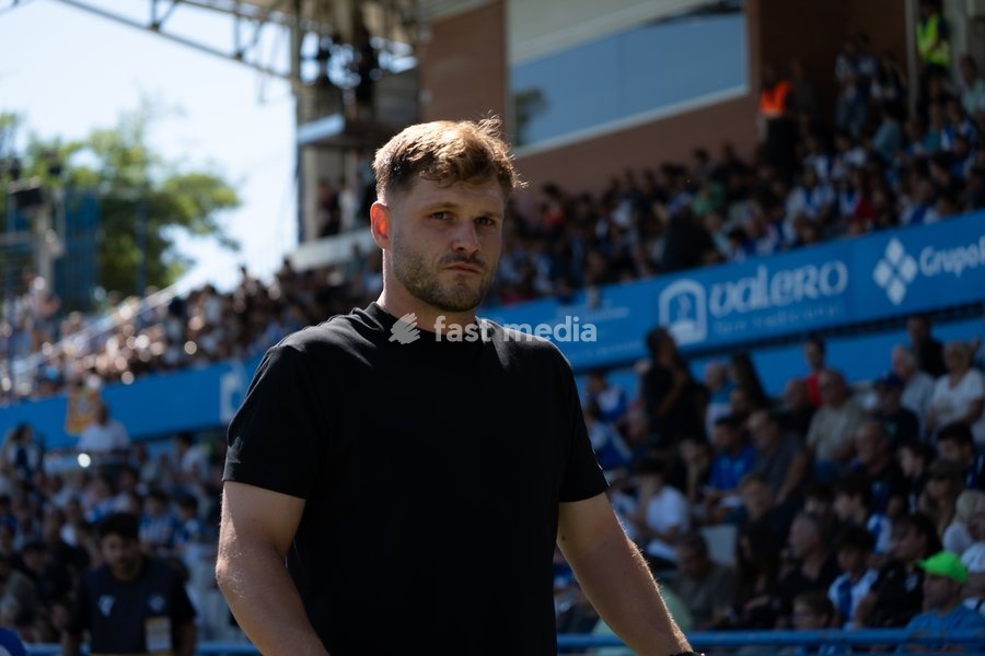 Ferrán Costa head coach of CE Sabadell Before the mach stars. La Liga Hypermotion 26/27 at Nova Creu Alta, Sabadell, september 20