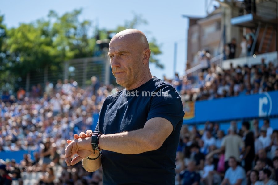 Julián Calero head coach of Real Oviedo Before the mach stars. La Liga Hypermotion 26/27 at Nova Creu Alta, Sabadell, september 20