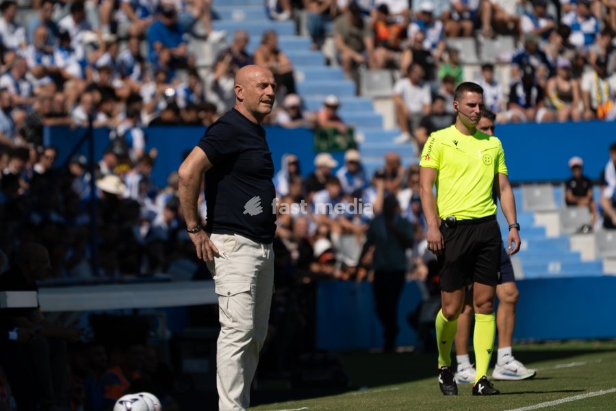 Julián Calero head coach of Real Oviedo Before the mach stars. La Liga Hypermotion 26/27 at Nova Creu Alta, Sabadell, september 20