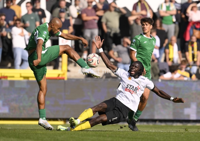 Virton's Ehsan Karid and Lokeren's Vancy Mabanza fight for the ball during a soccer match between KSC Lokeren and Royal Excelsior Virton, Sunday 20 September 2026 in Lokeren, on day 6 of the 2026-2027 'Challenger Pro League' 1B second division of the Belgian championship