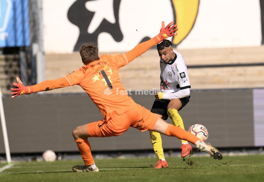 Virton's goalkeeper Celestin De Schrevel and Lokeren's Anisse Brrou fight for the ball during a soccer match between KSC Lokeren and Royal Excelsior Virton, Sunday 20 September 2026 in Lokeren, on day 6 of the 2026-2027 'Challenger Pro League' 1B second division of the Belgian championship