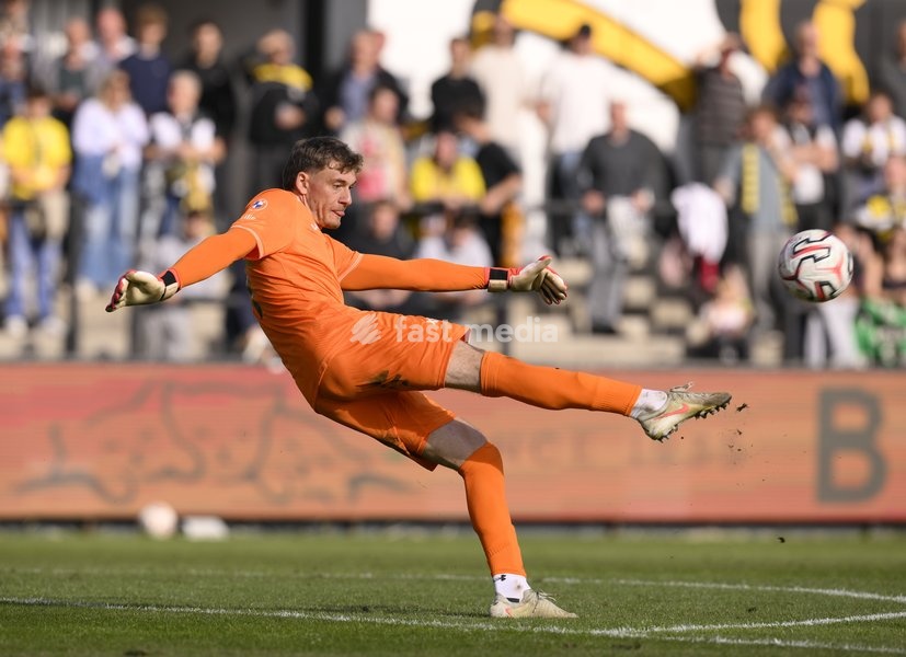 Virton's goalkeeper Celestin De Schrevel fights for the ball during a soccer match between KSC Lokeren and Royal Excelsior Virton, Sunday 20 September 2026 in Lokeren, on day 6 of the 2026-2027 'Challenger Pro League' 1B second division of the Belgian championship