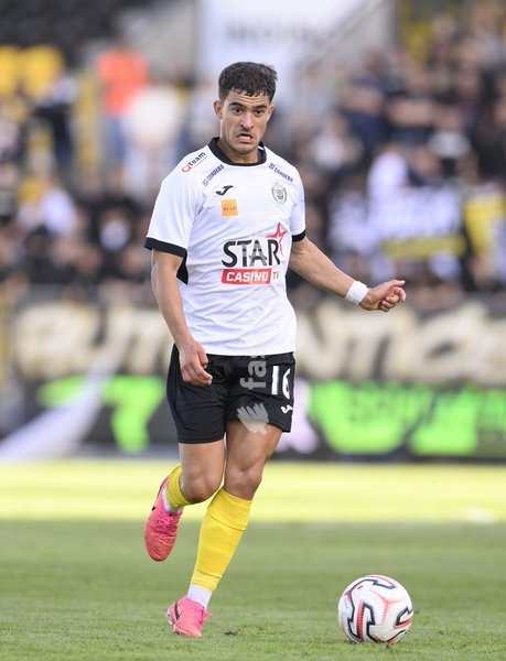 Lokeren's Jordi Palacios controls the ball during a soccer match between KSC Lokeren and Royal Excelsior Virton, Sunday 20 September 2026 in Lokeren, on day 6 of the 2026-2027 'Challenger Pro League' 1B second division of the Belgian championship