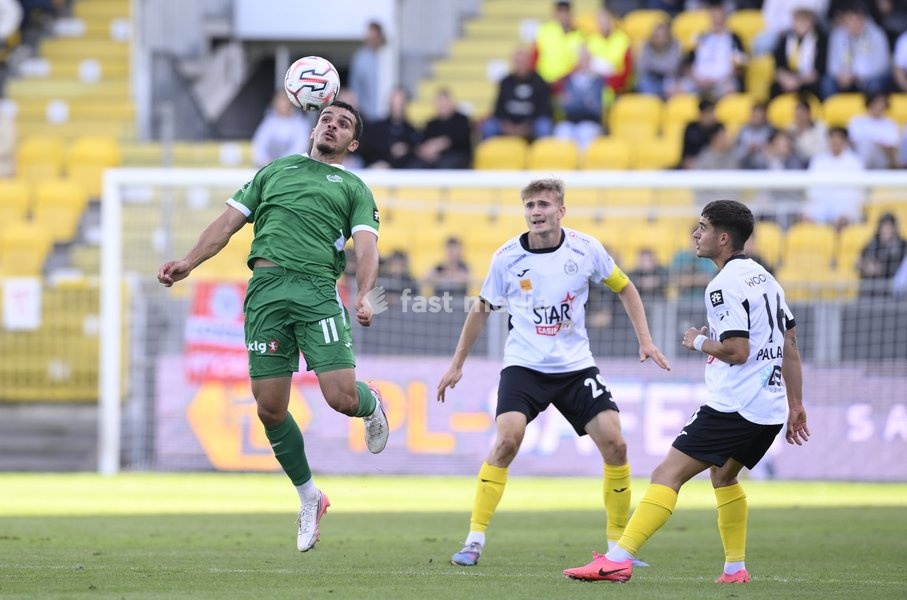 Virton's Abdelsamad Hachem controls the ball during a soccer match between KSC Lokeren and Royal Excelsior Virton, Sunday 20 September 2026 in Lokeren, on day 6 of the 2026-2027 'Challenger Pro League' 1B second division of the Belgian championship