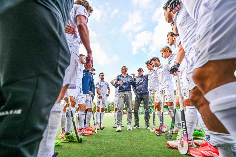 Braxgata's players and Braxgata's head coach Philippe Goldberg pictured after a hockey game between Waterloo Ducks and Braxgata, Sunday 20 September 2026 in Waterloo, on day 1 of the Belgian first division hockey championship