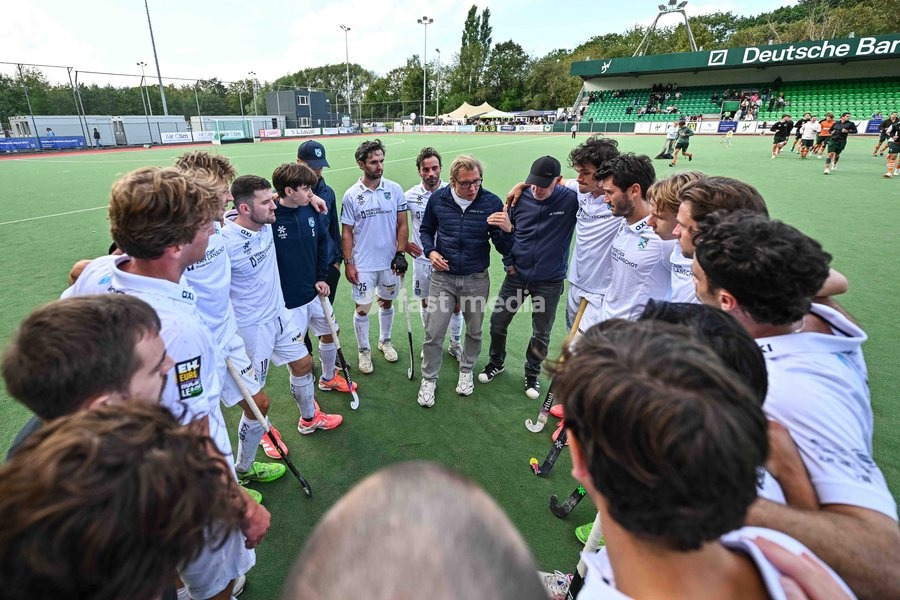 Braxgata's players and Braxgata's head coach Philippe Goldberg pictured after a hockey game between Waterloo Ducks and Braxgata, Sunday 20 September 2026 in Waterloo, on day 1 of the Belgian first division hockey championship