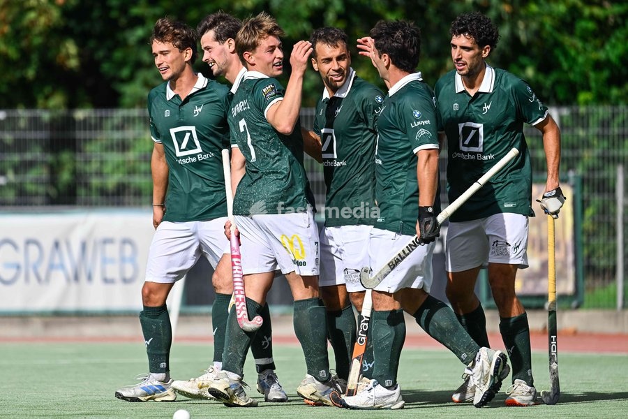 WatDuck's Tomi Domene and WatDucks' players celebrate after scoring during a hockey game between Waterloo Ducks and Braxgata, Sunday 20 September 2026 in Waterloo, on day 1 of the Belgian first division hockey championship