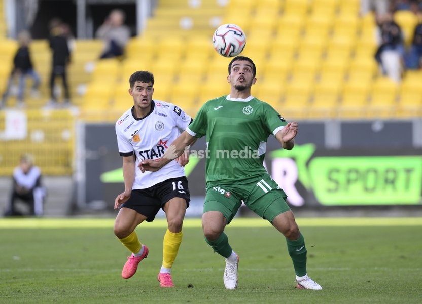 Lokeren's Jordi Palacios and Virton's Abdelsamad Hachem fight for the ball during a soccer match between KSC Lokeren and Royal Excelsior Virton, Sunday 20 September 2026 in Lokeren, on day 6 of the 2026-2027 'Challenger Pro League' 1B second division of the Belgian championship