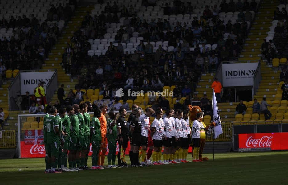 Virton's players and Lokeren's players are pictured during a soccer match between KSC Lokeren and Royal Excelsior Virton, Sunday 20 September 2026 in Lokeren, on day 6 of the 2026-2027 'Challenger Pro League' 1B second division of the Belgian championship