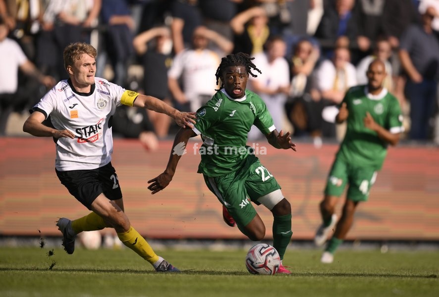 Lokeren's Andreas Spegelaere and Virton's Steeven Assengue fight for the ball during a soccer match between KSC Lokeren and Royal Excelsior Virton, Sunday 20 September 2026 in Lokeren, on day 6 of the 2026-2027 'Challenger Pro League' 1B second division of the Belgian championship