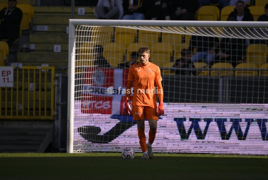 Virton's goalkeeper Celestin De Schrevel pictured during a soccer match between KSC Lokeren and Royal Excelsior Virton, Sunday 20 September 2026 in Lokeren, on day 6 of the 2026-2027 'Challenger Pro League' 1B second division of the Belgian championship