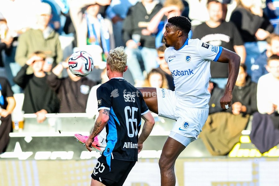 Club's Joaquin Seys and Genk's Rafiu Durosinmi fight for the ball during a soccer match between Club Brugge KV and KRC Genk, Sunday 20 September 2026 in Brugge, on day 7 of the 2026-2027 'Jupiler Pro League' first division of the Belgian championship