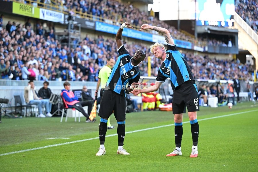 Club's Carlos Forbs and Club's Kyriani Sabbe celebrates after scoring during a soccer match between Club Brugge KV and KRC Genk, Sunday 20 September 2026 in Brugge, on day 7 of the 2026-2027 'Jupiler Pro League' first division of the Belgian championship