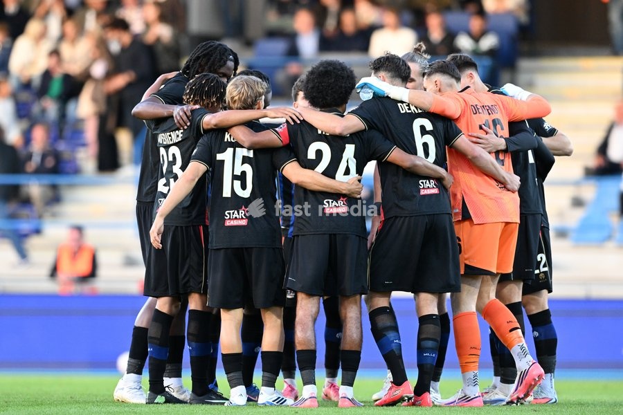 Dender's players pictured before a soccer match between FCV Dender EH and Patro Eisden Maasmechelen, Sunday 20 September 2026 in Denderleeuw, on day 6 of the 2026-2027 'Challenger Pro League' 1B second division of the Belgian championship