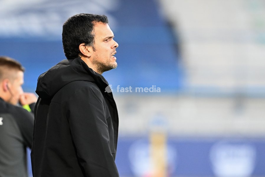 Dender's head coach Jonathan Alves pictured during a soccer match between FCV Dender EH and Patro Eisden Maasmechelen, Sunday 20 September 2026 in Denderleeuw, on day 6 of the 2026-2027 'Challenger Pro League' 1B second division of the Belgian championship