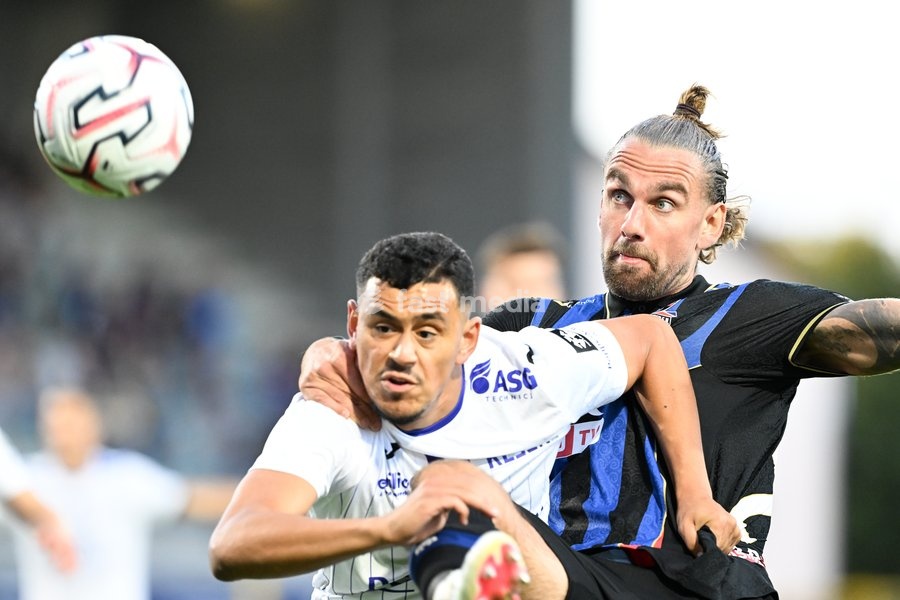 Patro Eisden's Zakaria Dalil Atteri and Dender's Kobe Cools pictured in action during a soccer match between FCV Dender EH and Patro Eisden Maasmechelen, Sunday 20 September 2026 in Denderleeuw, on day 6 of the 2026-2027 'Challenger Pro League' 1B second division of the Belgian championship