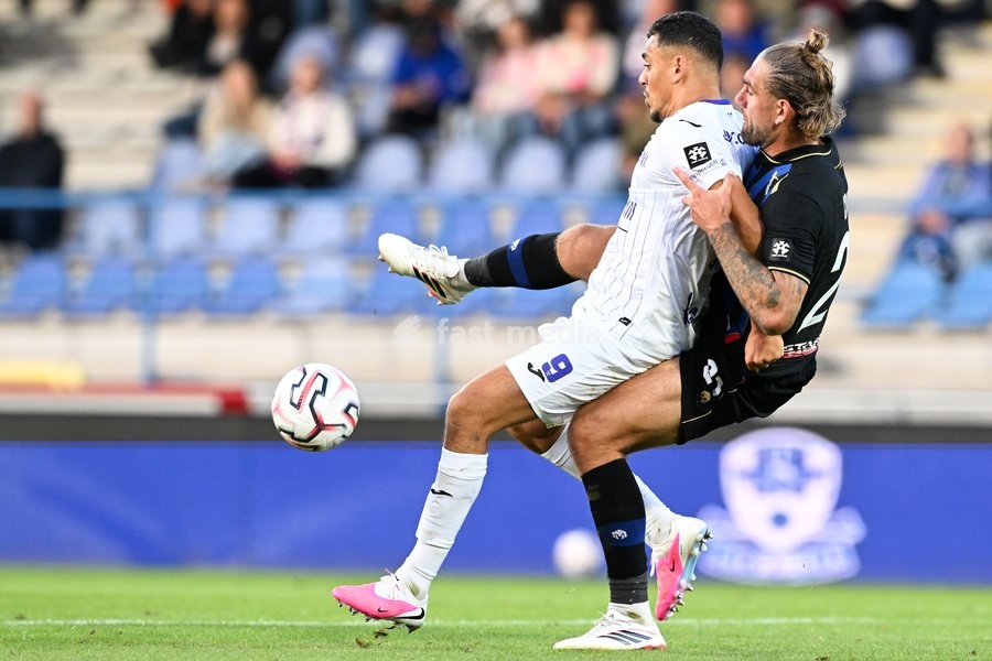 Patro Eisden's Zakaria Dalil Atteri and Dender's Kobe Cools pictured in action during a soccer match between FCV Dender EH and Patro Eisden Maasmechelen, Sunday 20 September 2026 in Denderleeuw, on day 6 of the 2026-2027 'Challenger Pro League' 1B second division of the Belgian championship