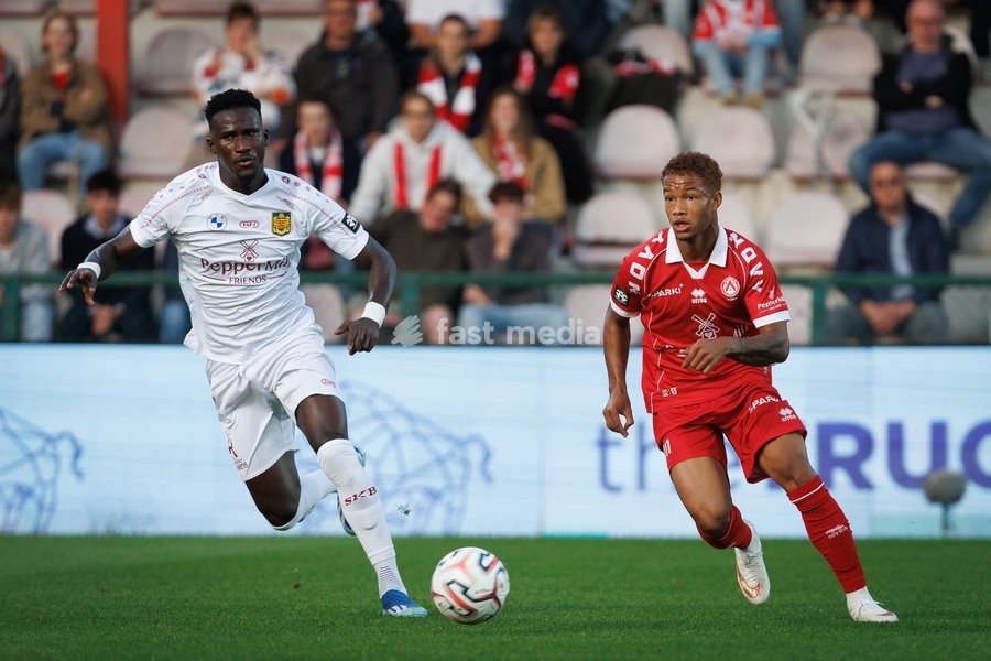 Beveren's Leandre Kuavita and Kortrijk's Shandre Campbell fight for the ball during a soccer match between KV Kortrijk and SK Beveren, Sunday 20 September 2026 in Kortrijk, on day 7 of the 2026-2027 'Jupiler Pro League' first division of the Belgian championship