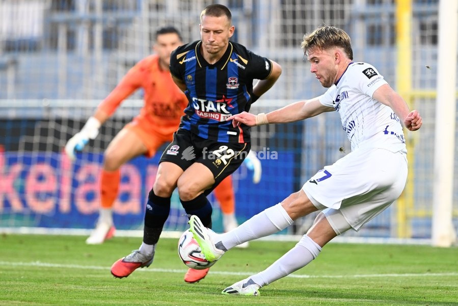 Dender's Ilias Breugelmans and Patro Eisden's Isaias Delpupo pictured in action during a soccer match between FCV Dender EH and Patro Eisden Maasmechelen, Sunday 20 September 2026 in Denderleeuw, on day 6 of the 2026-2027 'Challenger Pro League' 1B second division of the Belgian championship