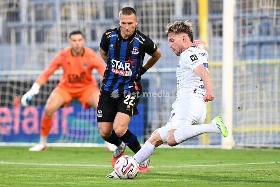 Dender's Ilias Breugelmans and Patro Eisden's Isaias Delpupo pictured in action during a soccer match between FCV Dender EH and Patro Eisden Maasmechelen, Sunday 20 September 2026 in Denderleeuw, on day 6 of the 2026-2027 'Challenger Pro League' 1B second division of the Belgian championship