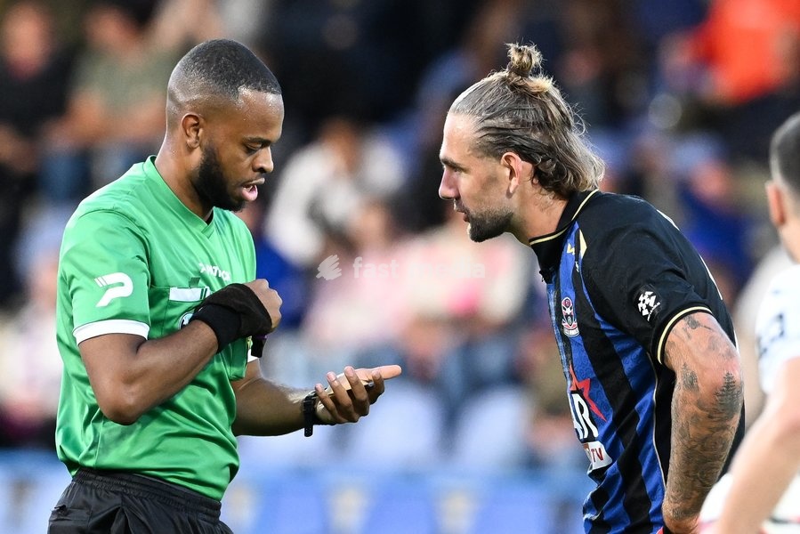 referee Marco Matonga Simonini and Dender's Kobe Cools pictured during a soccer match between FCV Dender EH and Patro Eisden Maasmechelen, Sunday 20 September 2026 in Denderleeuw, on day 6 of the 2026-2027 'Challenger Pro League' 1B second division of the Belgian championship