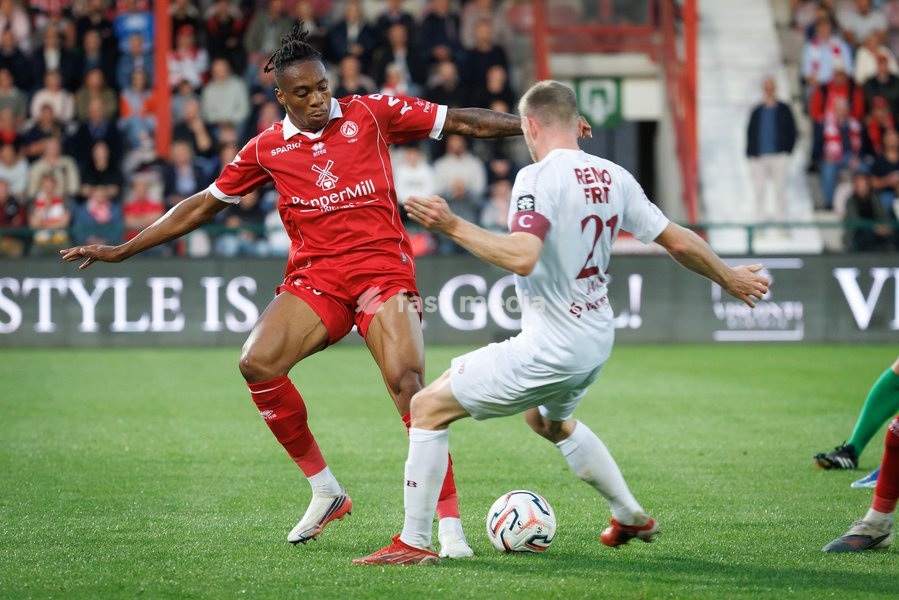 Kortrijk's Sixtus Ogbuehi and Beveren's Laurent Jans fight for the ball during a soccer match between KV Kortrijk and SK Beveren, Sunday 20 September 2026 in Kortrijk, on day 7 of the 2026-2027 'Jupiler Pro League' first division of the Belgian championship