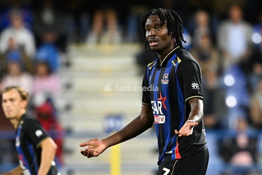 Dender's Emmanuel Loic Mballa Amougou looks dejected during a soccer match between FCV Dender EH and Patro Eisden Maasmechelen, Sunday 20 September 2026 in Denderleeuw, on day 6 of the 2026-2027 'Challenger Pro League' 1B second division of the Belgian championship