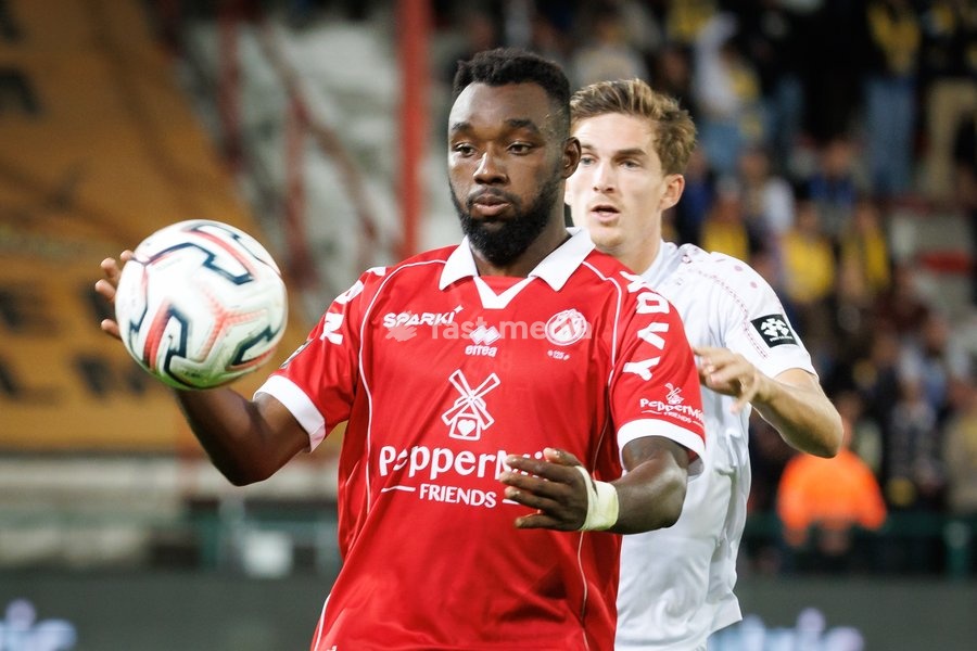Kortrijk's Thierry Ambrose and Beveren's Sieben Dewaele fight for the ball during a soccer match between KV Kortrijk and SK Beveren, Sunday 20 September 2026 in Kortrijk, on day 7 of the 2026-2027 'Jupiler Pro League' first division of the Belgian championship