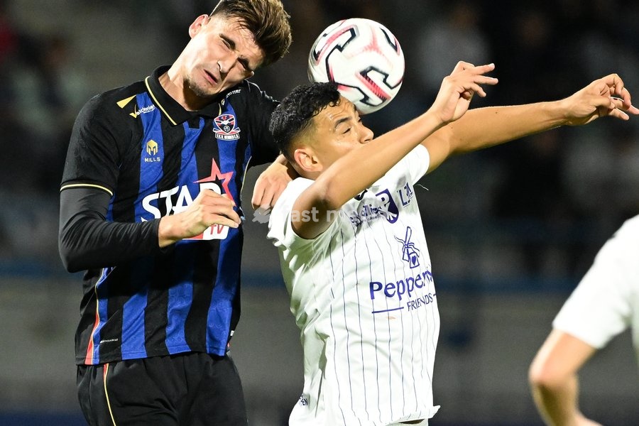 Dender's Nathan Christian Rôdes and Patro Eisden's Zakaria Dalil Atteri pictured in action during a soccer match between FCV Dender EH and Patro Eisden Maasmechelen, Sunday 20 September 2026 in Denderleeuw, on day 6 of the 2026-2027 'Challenger Pro League' 1B second division of the Belgian…