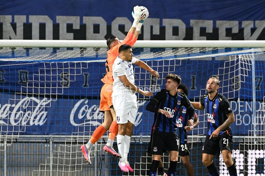 Dender's goalkeeper Julien Devriendt and Patro Eisden's Zakaria Dalil Atteri pictured in action during a soccer match between FCV Dender EH and Patro Eisden Maasmechelen, Sunday 20 September 2026 in Denderleeuw, on day 6 of the 2026-2027 'Challenger Pro League' 1B second division of the Belgian…