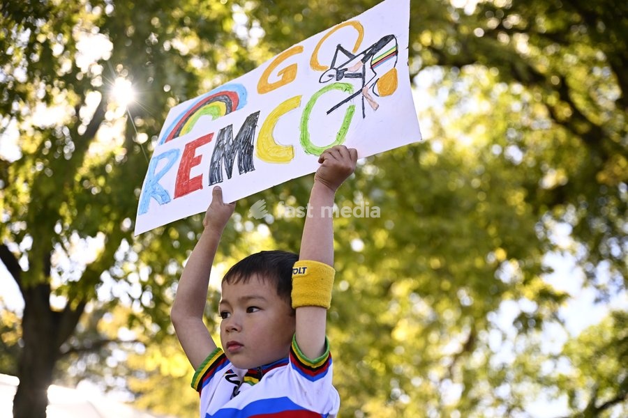 A child showing a poster saying Go Remco at the men's elite individual time trial race (39,2km) at the cycling UCI Road World Championship, in Montreal, Canada, Sunday 20 September 2026