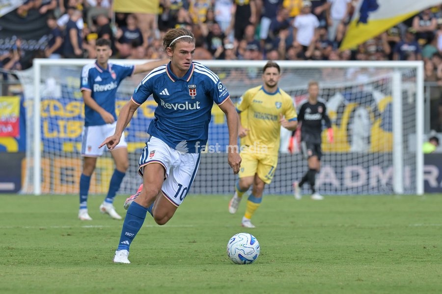 Nico Paz of Como seen in action during the match of Serie A Enilive Football Match between Frosinone vs Como at the Benito Stirpe Stadium on 20 September 2026 in Frosinone, Lazio. Frosinone vs Como 2-0