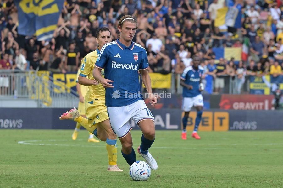 Nico Paz of Como seen in action during the match of Serie A Enilive Football Match between Frosinone vs Como at the Benito Stirpe Stadium on 20 September 2026 in Frosinone, Lazio. Frosinone vs Como 2-0
