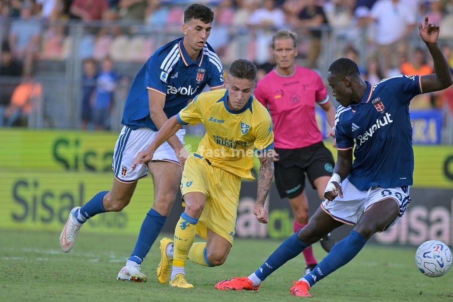 Antonio Raimondo of Frosinone (C) under pressure from Trevoh Chalobah of Como (R) during the match of Serie A Enilive Football Match between Frosinone vs Como at the Benito Stirpe Stadium on 20 September 2026 in Frosinone, Lazio. Frosinone vs Como 2-0