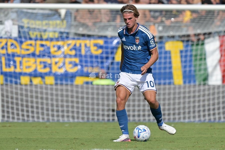 Nico Paz of Como seen in action during the match of Serie A Enilive Football Match between Frosinone vs Como at the Benito Stirpe Stadium on 20 September 2026 in Frosinone, Lazio. Frosinone vs Como 2-0