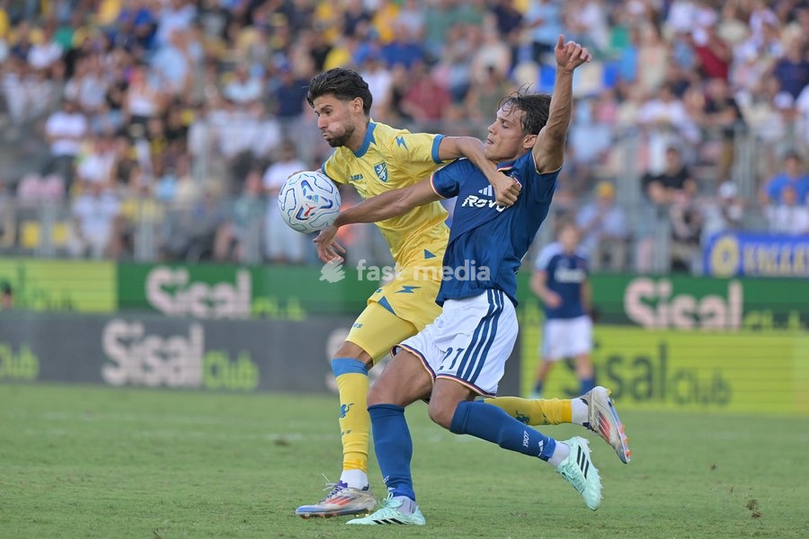 Anouar El Azzouzi of Frosinone under pressure from Samuele Ricci of Como during the match of Serie A Enilive Football Match between Frosinone vs Como at the Benito Stirpe Stadium on 20 September 2026 in Frosinone, Lazio. Frosinone vs Como 2-0