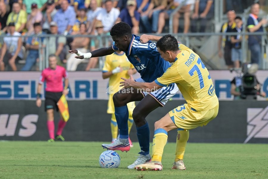 Assane Diao of Como (L) under pressure from Patrizio Masini of Frosinone (R) during the match of Serie A Enilive Football Match between Frosinone vs Como at the Benito Stirpe Stadium on 20 September 2026 in Frosinone, Lazio. Frosinone vs Como 2-0