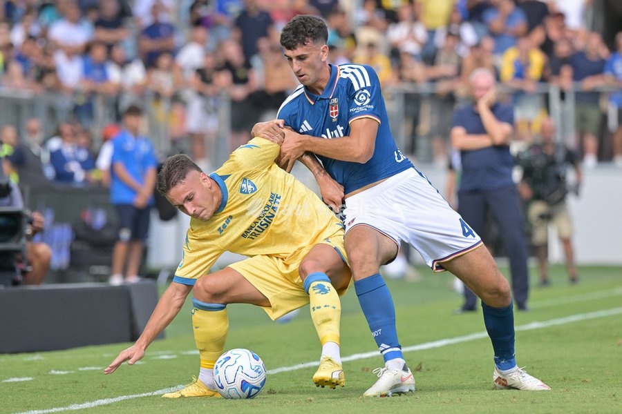 Antonio Raimondo of Frosinone (L) under pressure from Jacobo Ramon of Como (R) during the match of Serie A Enilive Football Match between Frosinone vs Como at the Benito Stirpe Stadium on 20 September 2026 in Frosinone, Lazio. Frosinone vs Como 2-0