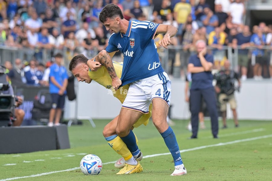 Antonio Raimondo of Frosinone (L) under pressure from Jacobo Ramon of Como (R) during the match of Serie A Enilive Football Match between Frosinone vs Como at the Benito Stirpe Stadium on 20 September 2026 in Frosinone, Lazio. Frosinone vs Como 2-0
