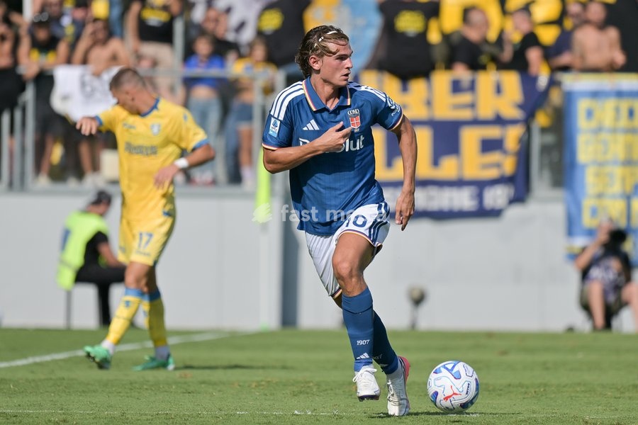 Nico Paz of Como seen in action during the match of Serie A Enilive Football Match between Frosinone vs Como at the Benito Stirpe Stadium on 20 September 2026 in Frosinone, Lazio. Frosinone vs Como 2-0