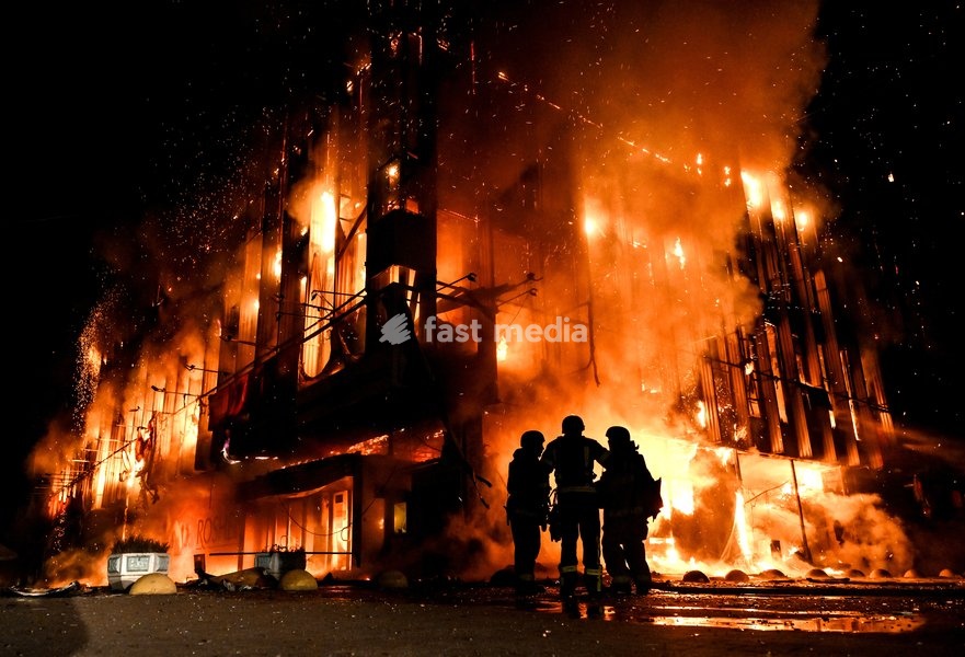 Rescuers extinguish a fire at the Intrade shopping centre, which broke out following a Russian drone attack during the night, Zaporizhzhia, Ukraine, September 21, 2026. On Monday night, Russian forces struck the southeastern city with strike UAVs and an FPV drone. The attack destroyed the shopping…