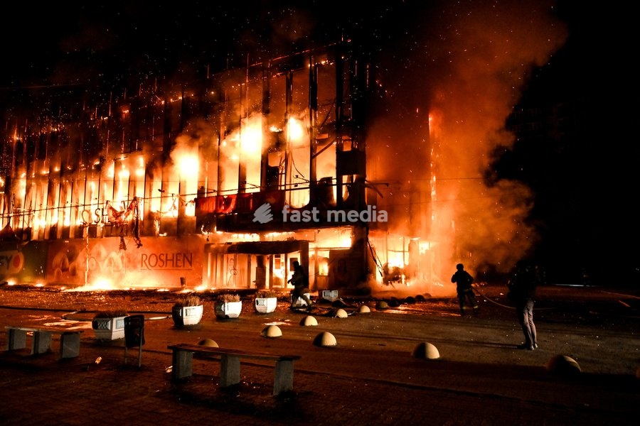 Rescuers extinguish a fire at the Intrade shopping centre, which broke out following a Russian drone attack during the night, Zaporizhzhia, Ukraine, September 21, 2026. On Monday night, Russian forces struck the southeastern city with strike UAVs and an FPV drone. The attack destroyed the shopping…
