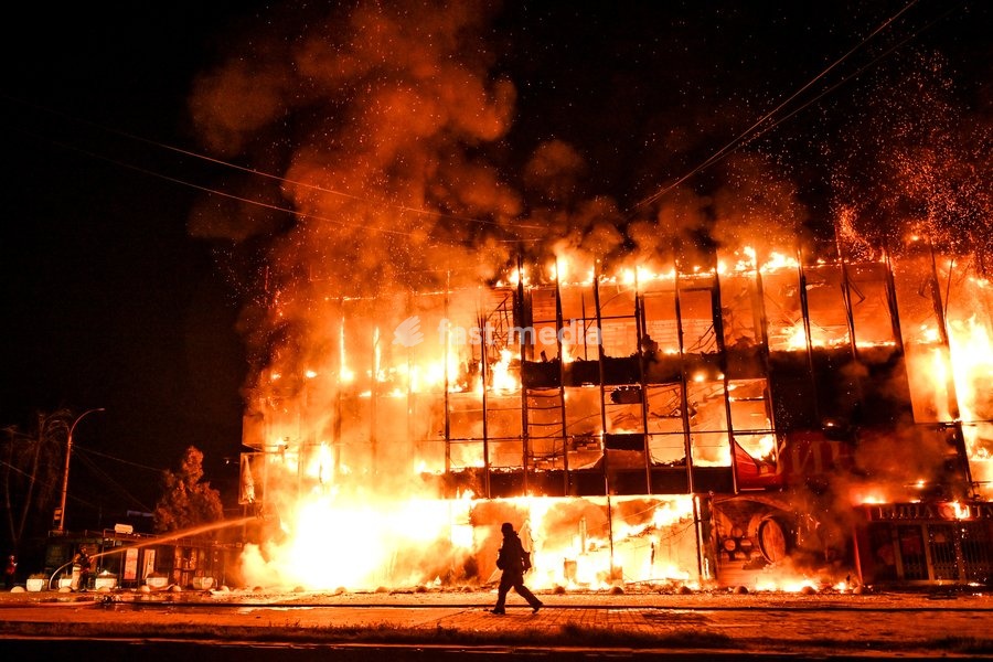 Rescuers extinguish a fire at the Intrade shopping centre, which broke out following a Russian drone attack during the night, Zaporizhzhia, Ukraine, September 21, 2026. On Monday night, Russian forces struck the southeastern city with strike UAVs and an FPV drone. The attack destroyed the shopping…