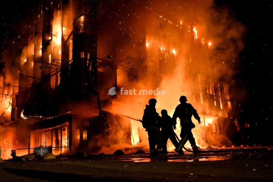 Rescuers extinguish a fire at the Intrade shopping centre, which broke out following a Russian drone attack during the night, Zaporizhzhia, Ukraine, September 21, 2026. On Monday night, Russian forces struck the southeastern city with strike UAVs and an FPV drone. The attack destroyed the shopping…