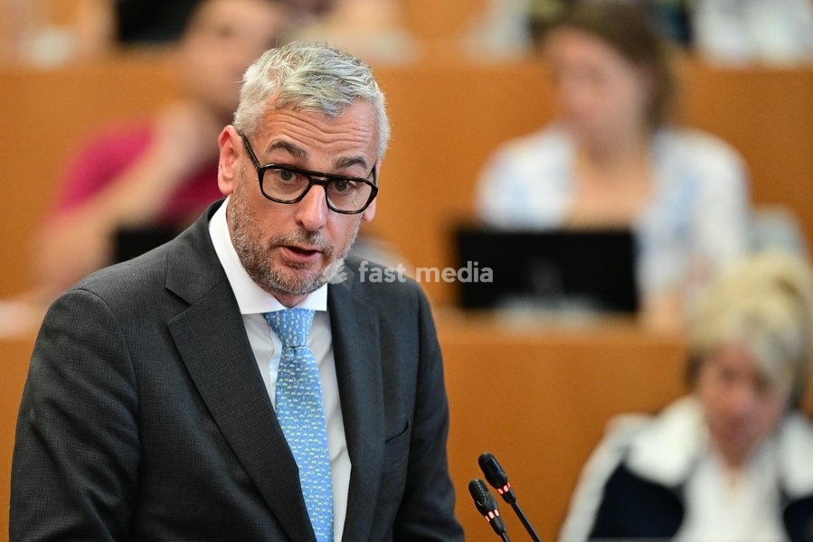 Brussels region Minister for Finance and Budget Dirk De Smedt pictured during a plenary session of the Brussels Parliament in Brussels, Monday 21 September 2026. Today is the so-called Rentree, the first plenary session after the summer holidays